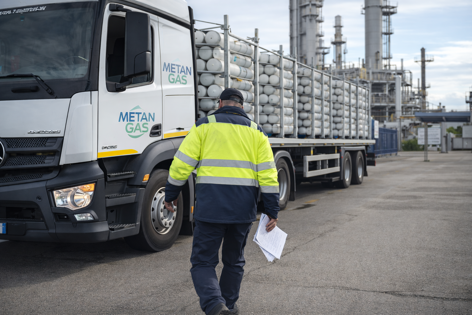 Alimentazione Provvisoria Rete Gas: Evitare il Disservizio agli Utenti con i Carri Bombolai - Trasporto Metano su Strada - Metangastrasporti srl - 2